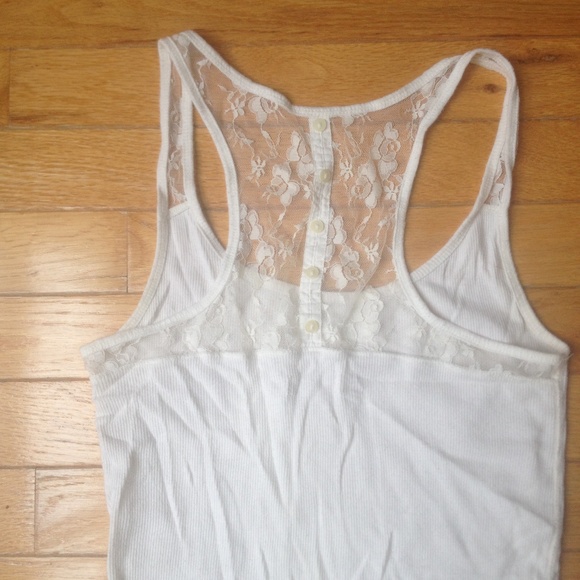 Price Reduced! Floral Lace Deatil Tank top - Picture 1 of 3